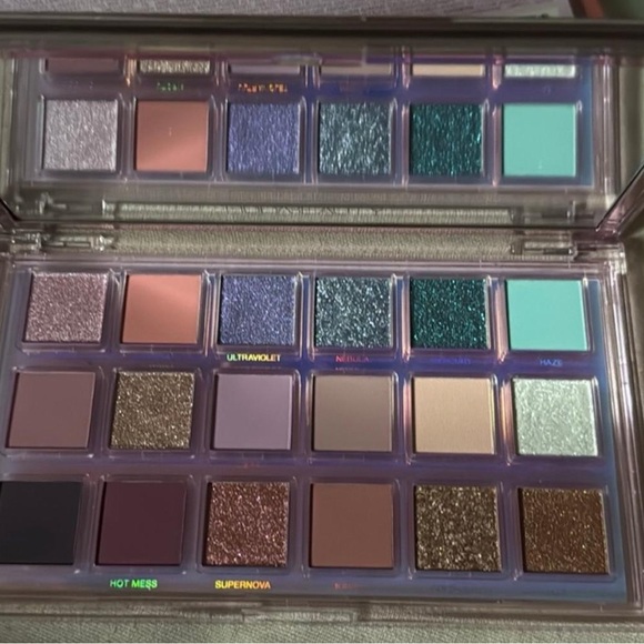 HUDA BEAUTY Vibrant Eyeshadow Palette with Purple and Teal